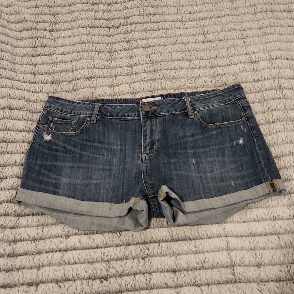 Medium wash Paige roll up jean shorts size 32.